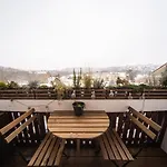 Small Cozy Flat With Balcony & Private Parking 아파트 프라하