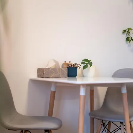 Small Cozy Flat With Balcony & Private Parking * Πράγα