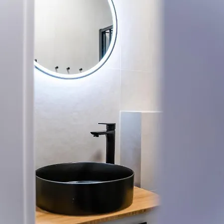 アパート Small Cozy Flat With Balcony & Private Parking *